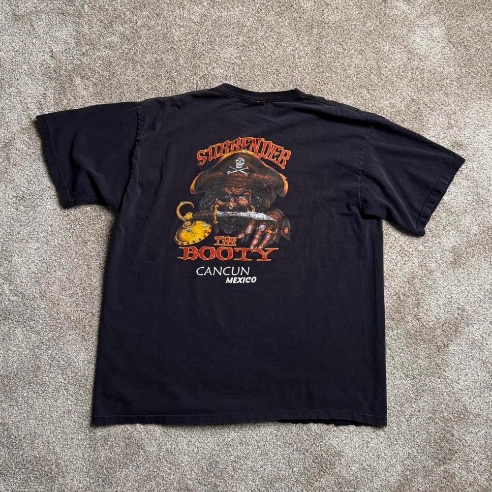 BLACK YAZBEK "SURRENDER THE BOOTY" GRAPHIC TEE